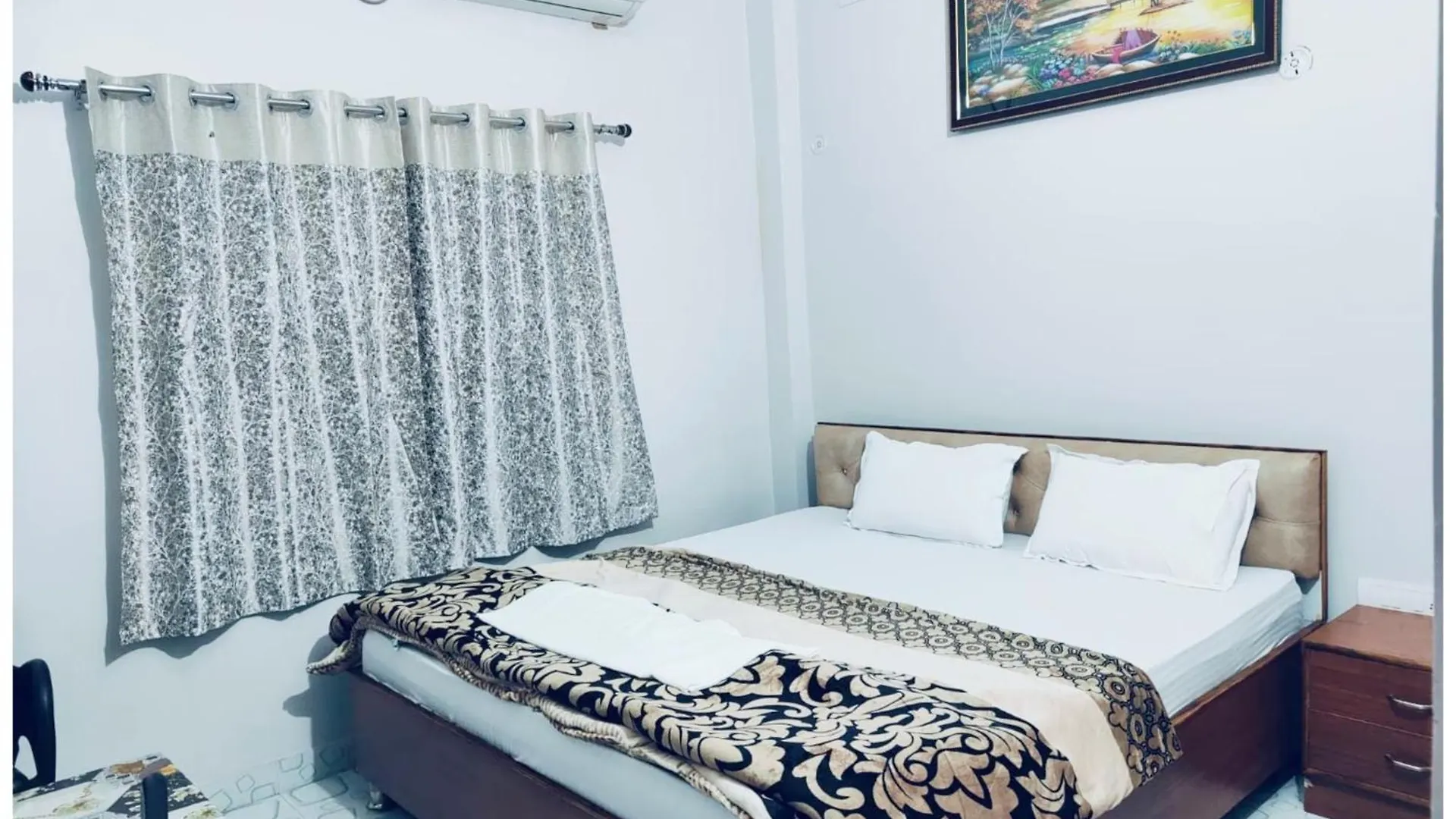 Hotel Shree! Anand! Palace Near Banaras Railway Station - Offers Budget Rooms With Wi-Fi Facility - A Comfort Stay Guest House In Benares