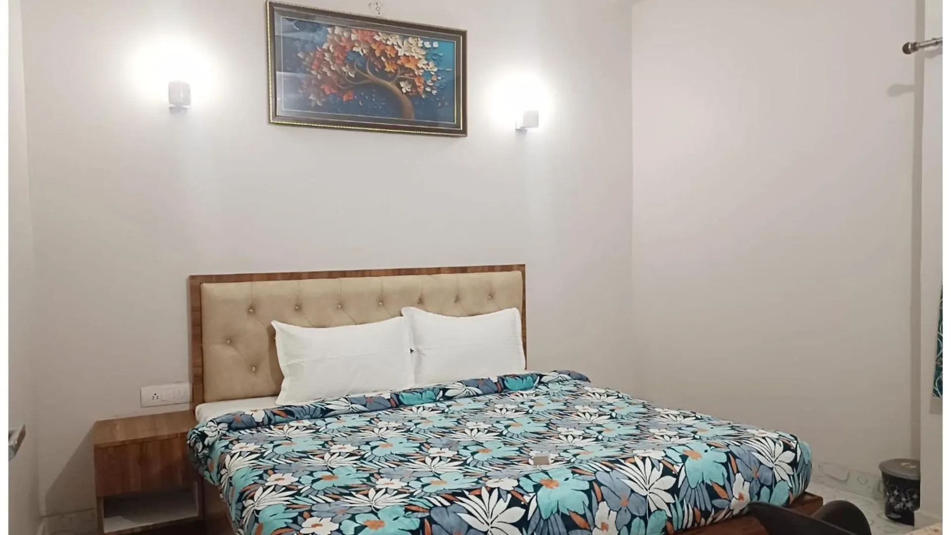 Hotel Shree! Anand! Palace Near Banaras Railway Station - Offers Budget Rooms With Wi-Fi Facility - A Comfort Stay Guest House In 瓦拉纳西 4*,  印度