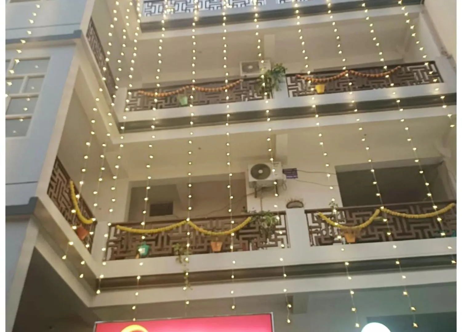 Hotel Shree! Anand! Palace Near Banaras Railway Station - Offers Budget Rooms With Wi-Fi Facility - A Comfort Stay Guest House In 瓦拉纳西